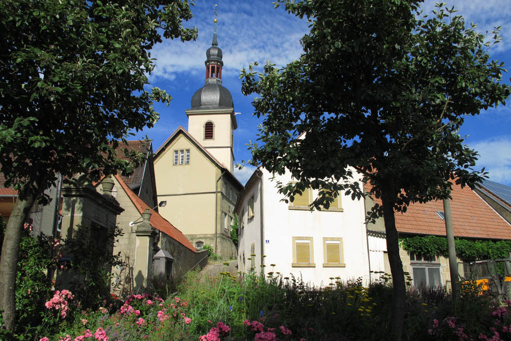 Schneckenweg - Kirche vom Seegarten her