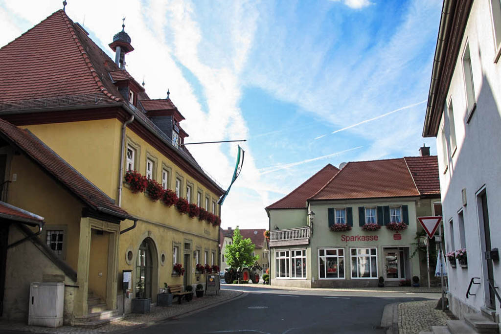 Schneckenweg - Koboldstraße mit Rathaus
